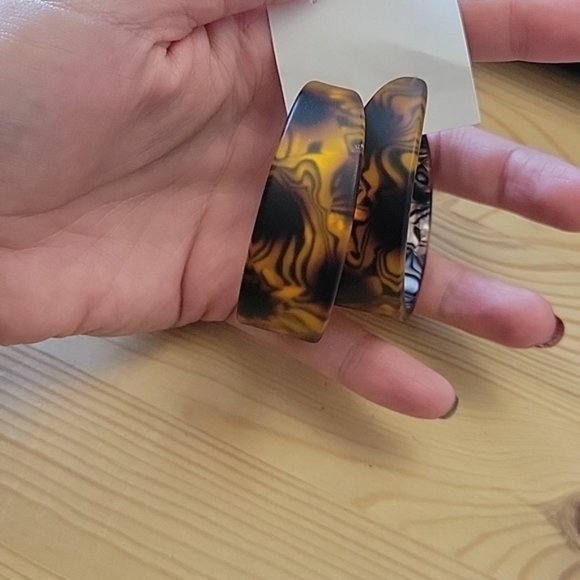 Tortoiseshell Pattern Large Wide Earrings - Picture 3 of 3